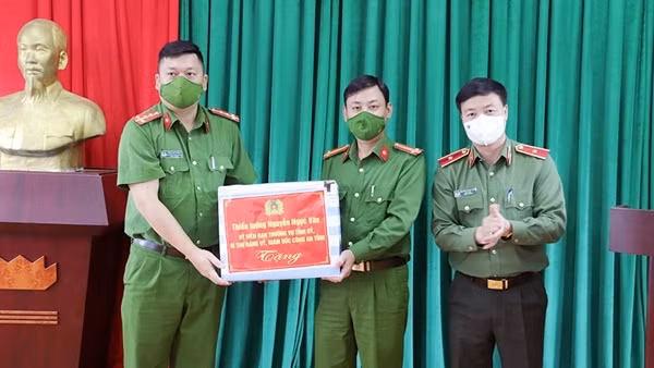 Đường ngập như sông, Công an Sơn La nỗ lực giúp dân ảnh 7