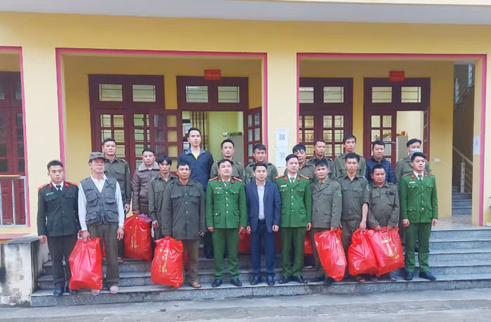Khi công an xã làm từ thiện -0