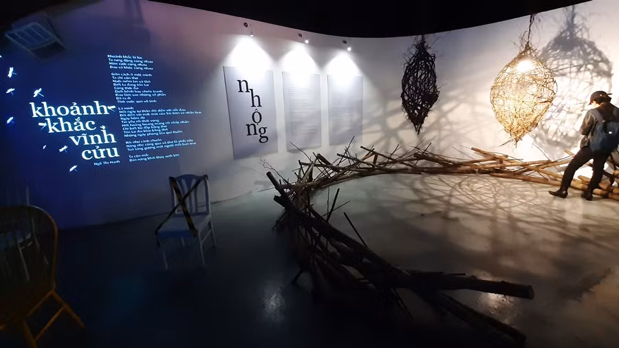 Vi Thùy Linh, Nguyễn Phong Việt góp mặt ở triển lãm thơ “Còn hôm nay, ta còn mãi mãi” -0
