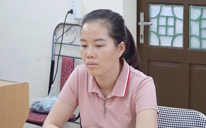 Khi công an xã làm từ thiện -0