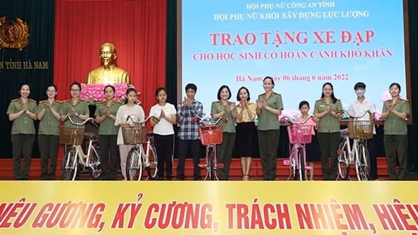 Trao tặng xe đạp cho học sinh có hoàn cảnh khó khăn