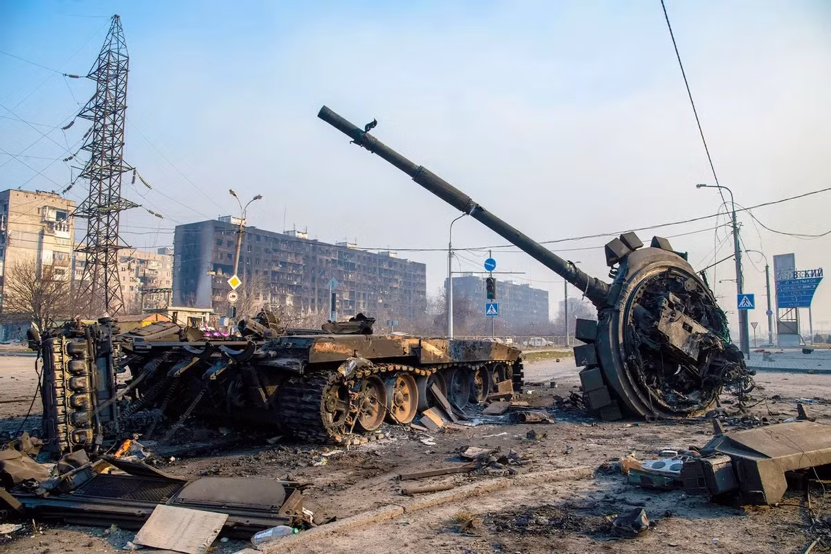 Máy bay Nga bắn phá lô xe tăng T-72 Đông Âu ở Kiev -0
