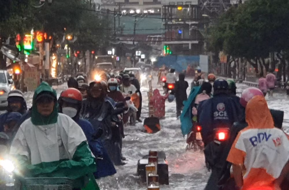 Mưa trắng trời nhiều giờ, hàng chục tuyến đường nước lênh láng như sông -5