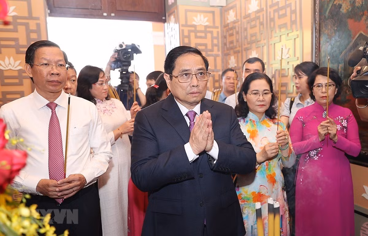 Dâng hương tưởng niệm 111 năm ngày Bác Hồ ra đi tìm đường cứu nước -0