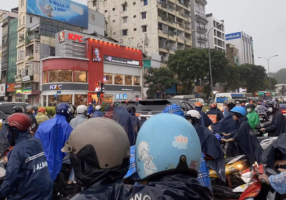Mưa trắng trời nhiều giờ, hàng chục tuyến đường nước lênh láng như sông -3