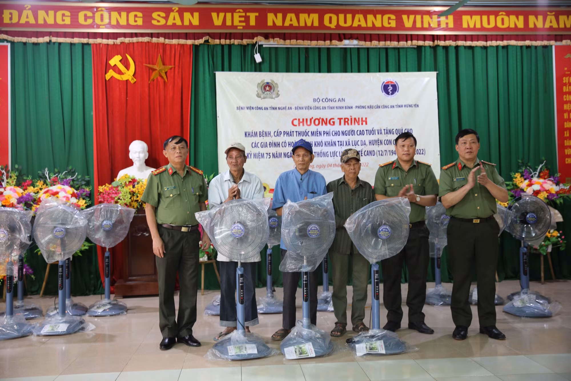 Lực lượng Y tế Công an 3 tỉnh khám bệnh, cấp phát thuốc miễn phí cho người cao tuổi -0