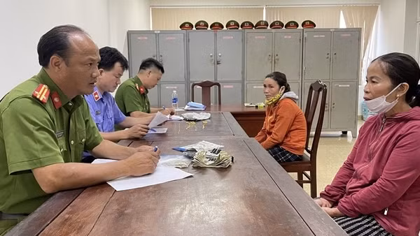 Giả vờ mua hàng, 2 phụ nữ buôn ve chai lấy trộm hơn 20.000 USD