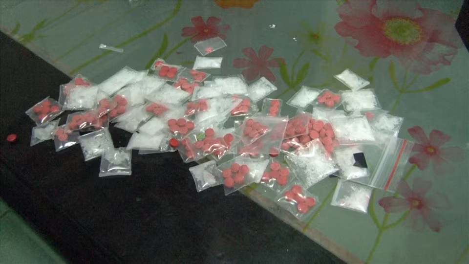 Dùng đồ gỗ quý để thanh toán tiền mua ma tuý -0