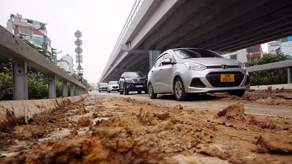 Truy tìm xe tải làm rơi bùn đất ngập đường dẫn lên cầu cạn Mai Dịch - Nam Thăng Long