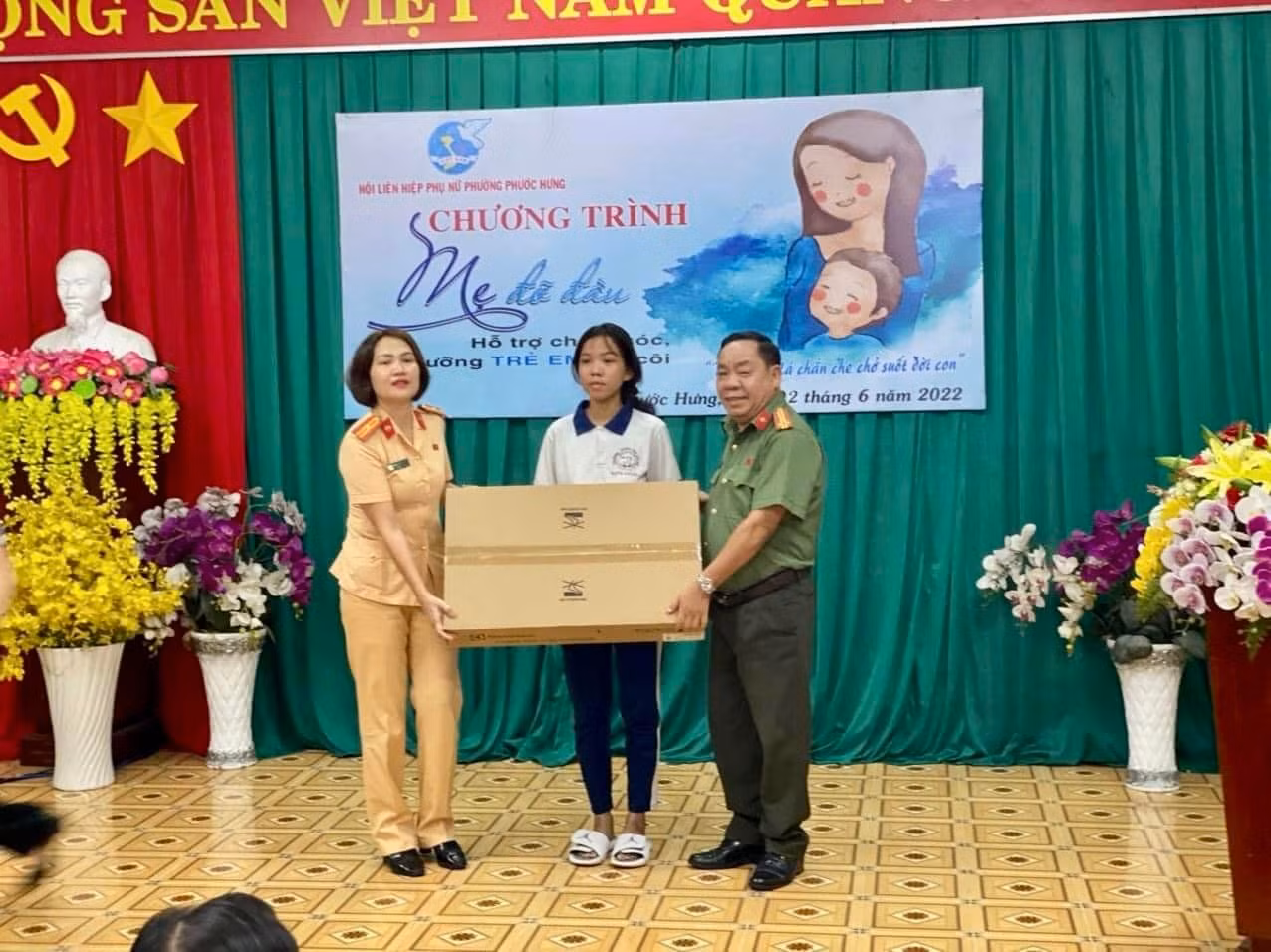 “Mẹ đỡ đầu” cho học sinh dân tộc mồ côi mẹ vì tai nạn giao thông -0