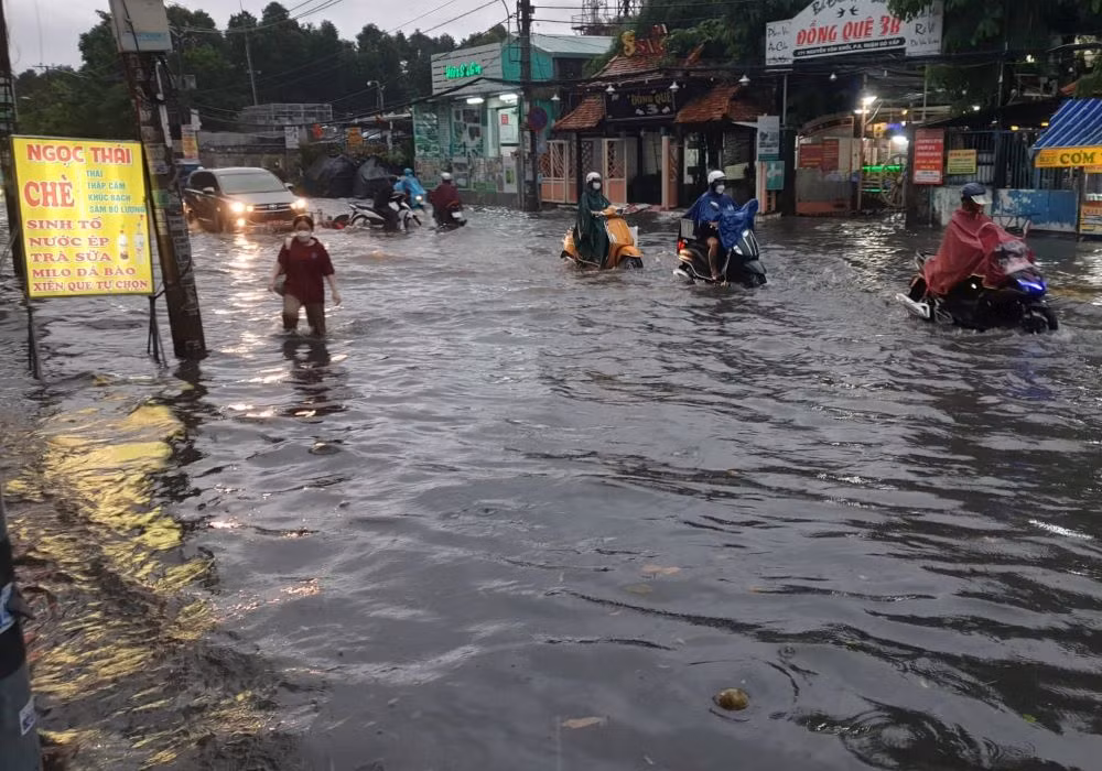 Mưa trắng trời nhiều giờ, hàng chục tuyến đường nước lênh láng như sông -4