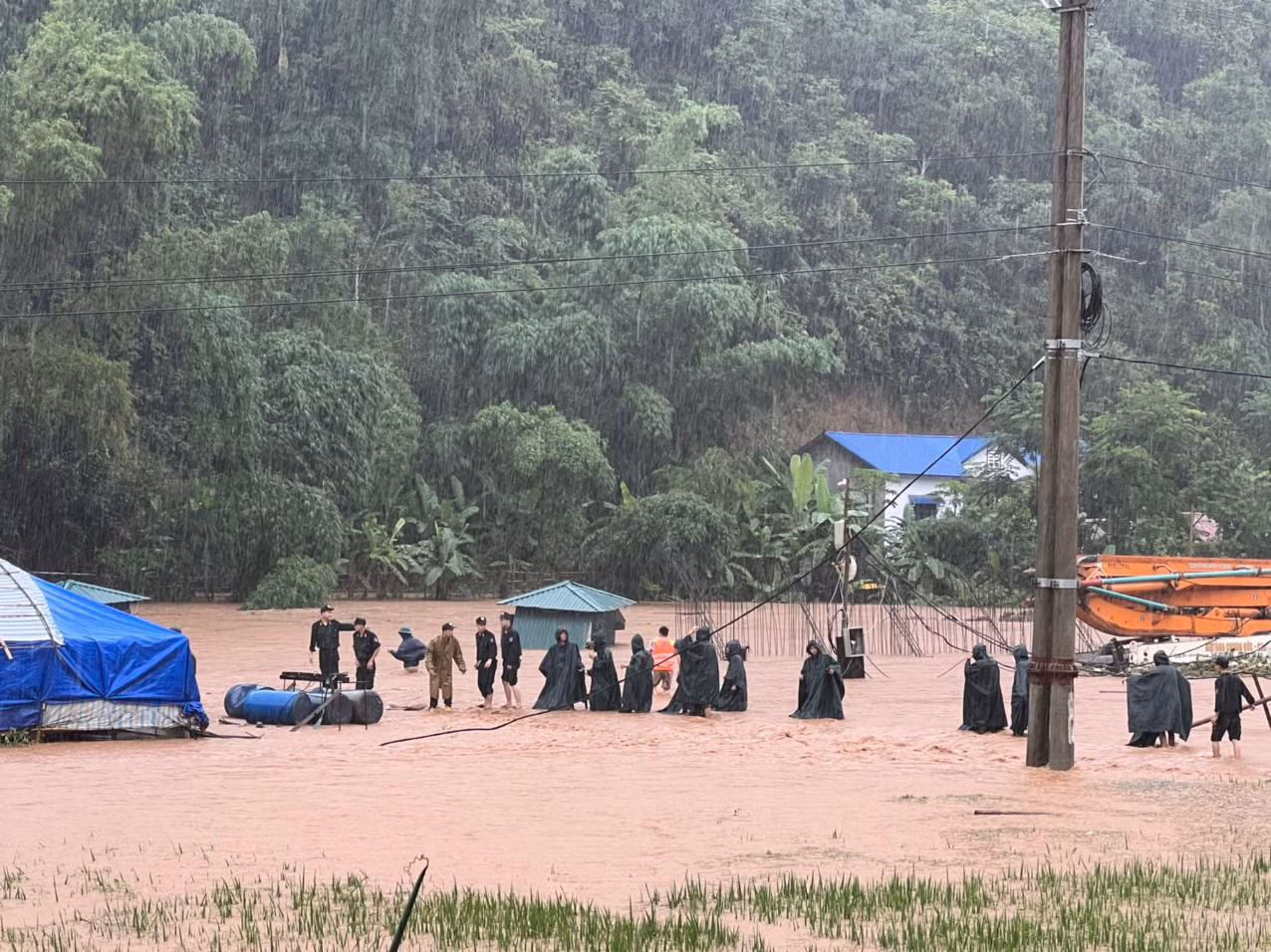 Đường ngập như sông Công an Sơn La ra quân cứu hộ người dân -0