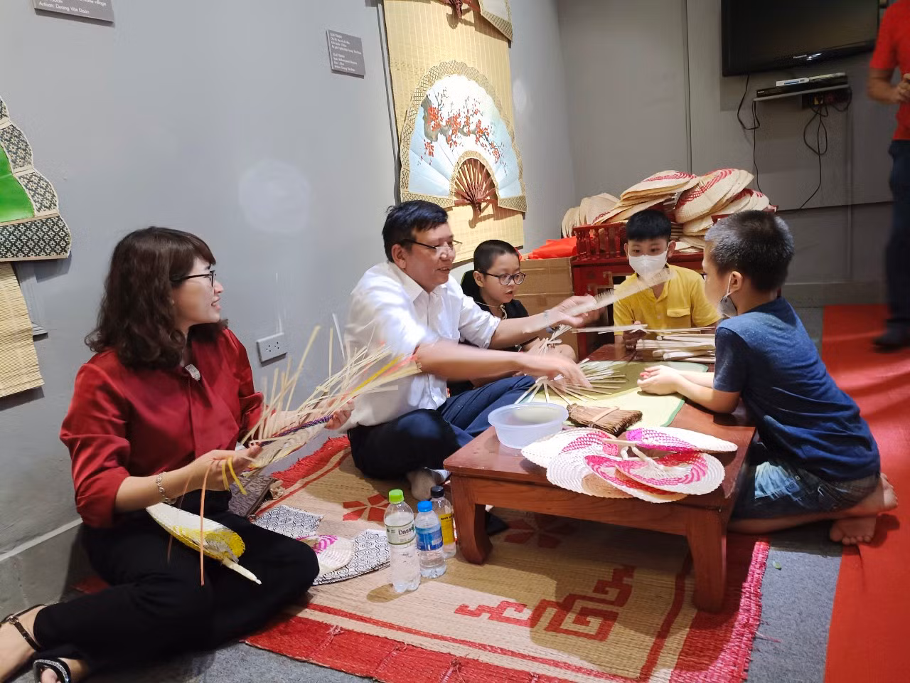 Tái hiện Lễ ban quạt trong cung đình xưa tại Hoàng thành Thăng Long -0