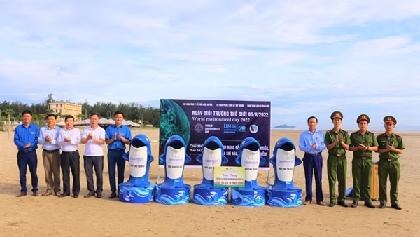 Tuổi trẻ Công an Hà Tĩnh ra quân làm sạch biển