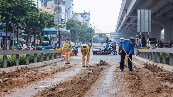 CSGT dọn dẹp đoạn đường dài dính bùn đất