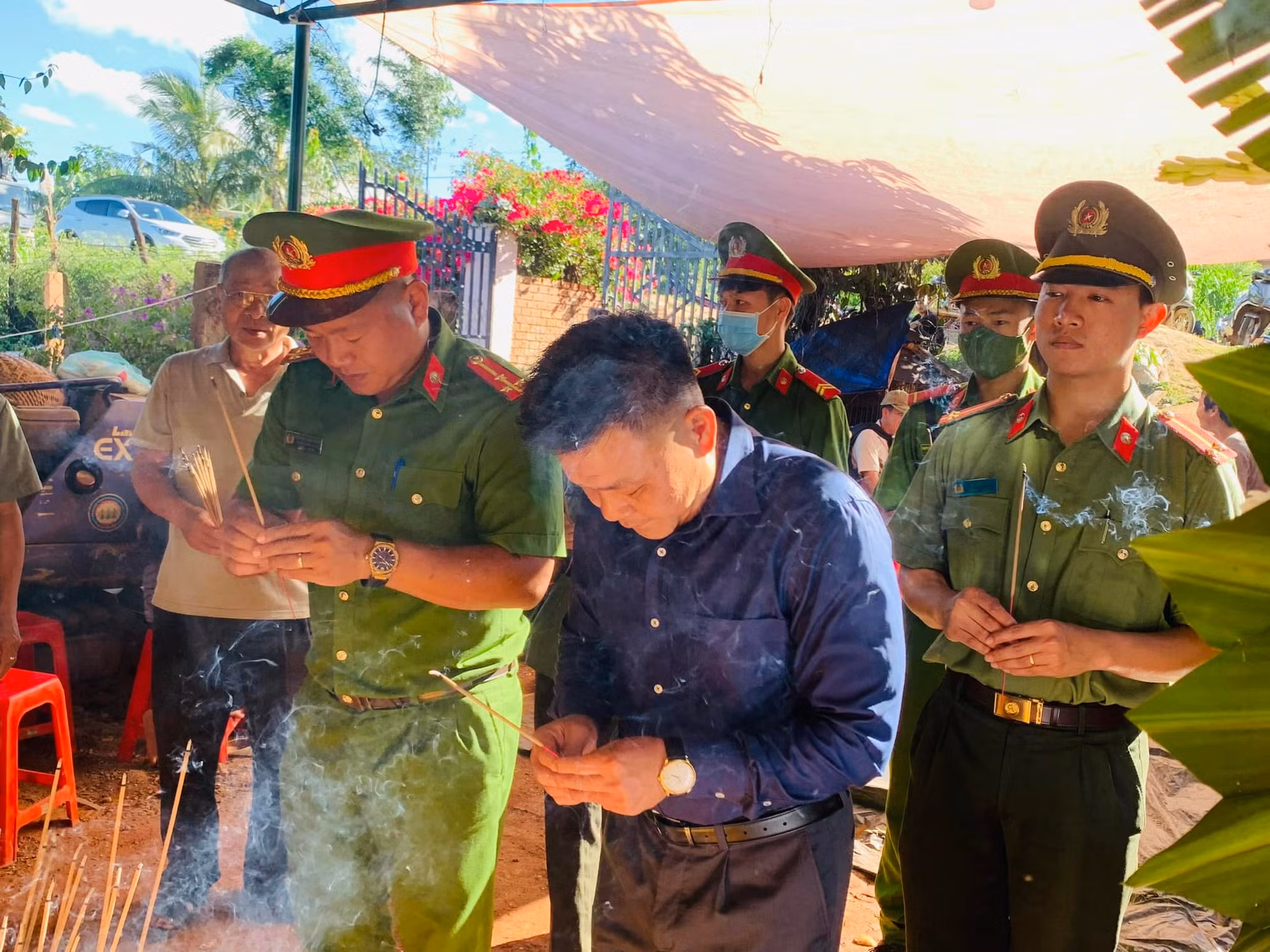 Công an huyện Ea H’leo thăm, động viên gia đình 3 học sinh lớp 6 bị đuối nước -0