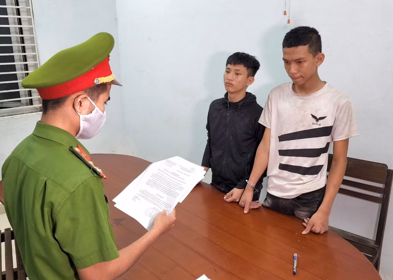 Bắt 2 thiếu niên hung hãn “chém người như trong game” -0