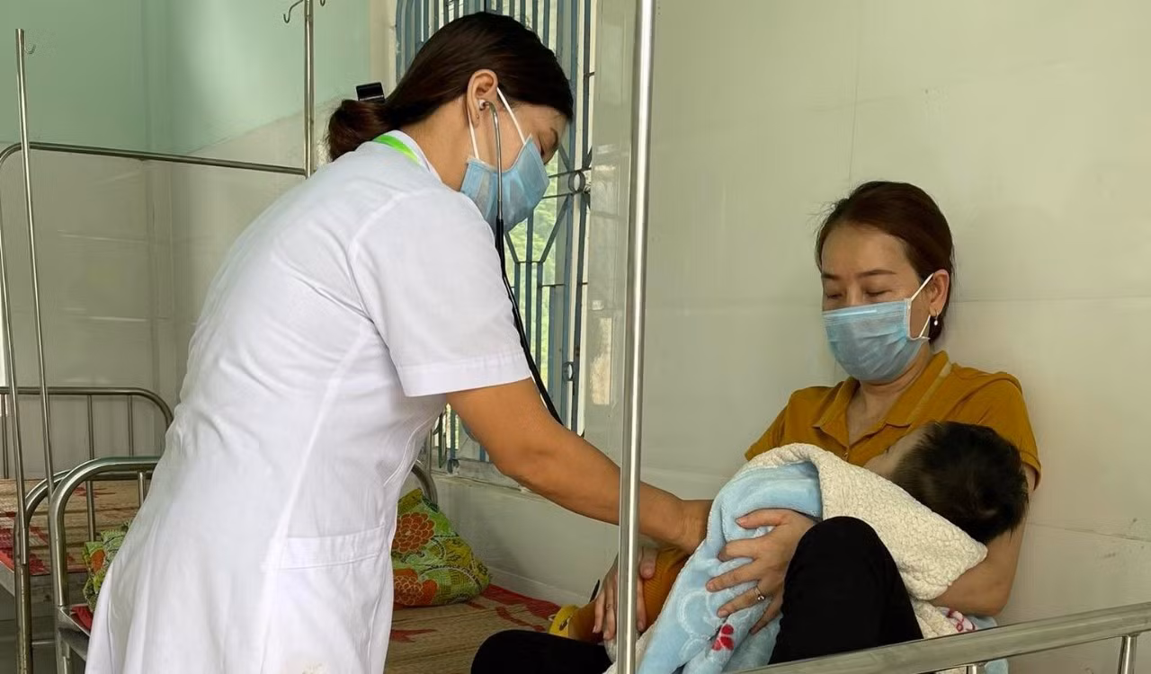 Cứu sống cháu nhỏ đuối nước trong thùng nhựa gia đình -0