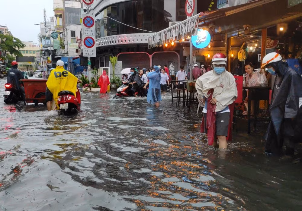Mưa trắng trời nhiều giờ, hàng chục tuyến đường nước lênh láng như sông -1