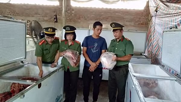 Bắt quả tang cơ sở hoạt động “chui” đang "chế" lợn bệnh, lợn chết