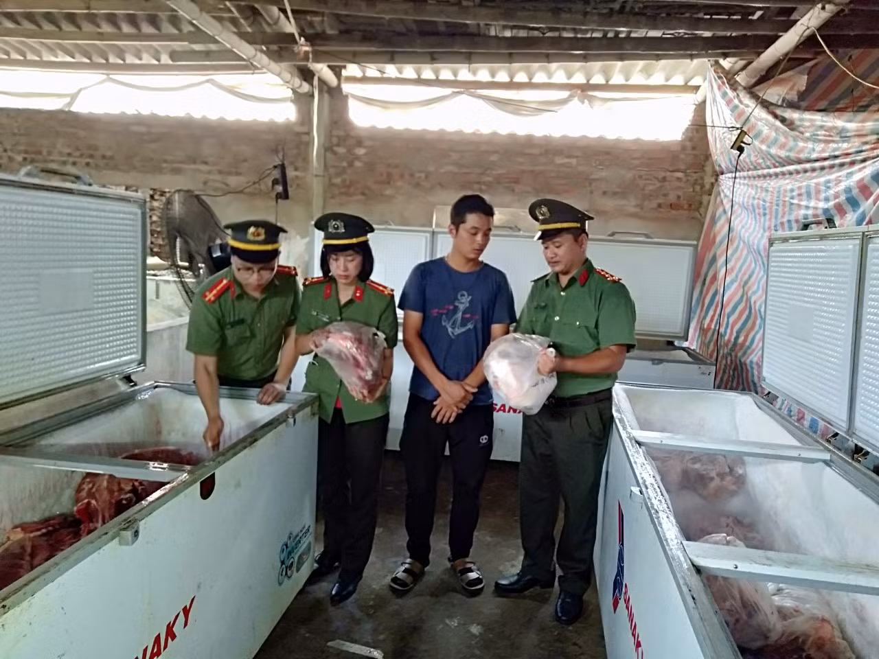 Bắt quả tang cơ sở hoạt động “chui” đang giết mổ hơn 2,3 tấn thịt lợn bệnh, lợn ốm, lợn chết -0