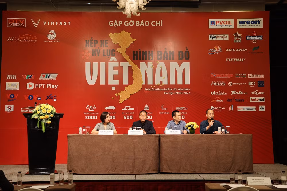 1.700 xe ô tô xếp hình bản đồ Việt Nam -0