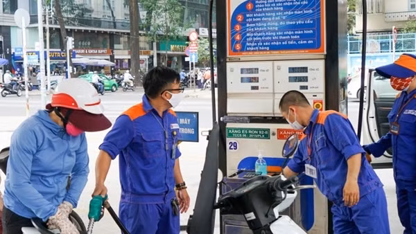 Giá xăng dầu tăng mạnh lần thứ 5 liên tiếp