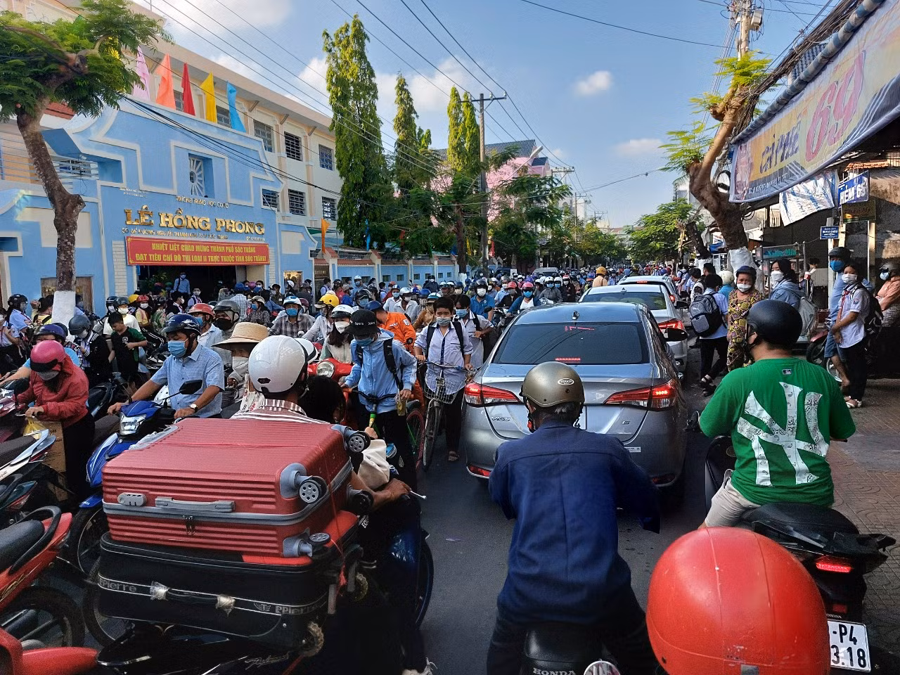 Ô tô vô tư đi vào giờ cấm gây ùn tắc, khiến người dân bức xúc -0