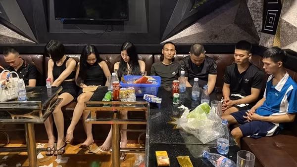 Bay lắc ở karaoke làng, đưa về trụ sở Công an vẫn chưa hết "phê" ảnh 5