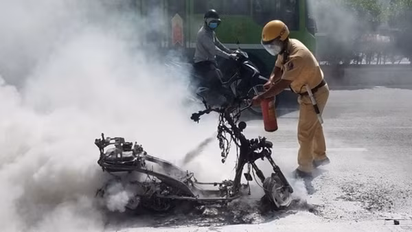 Xe đang chạy bỗng dưng bốc cháy