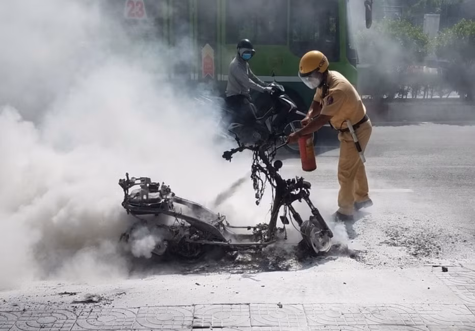 Cụ ông hoảng hốt khi xe đang chạy 