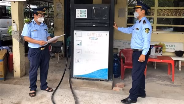 Tự điều chỉnh giá bán lẻ, cửa hàng xăng dầu bị xử phạt 30 triệu đồng ảnh 2