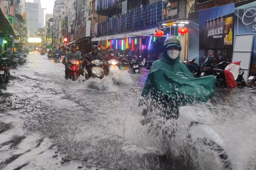 Mưa trắng trời nhiều giờ, hàng chục tuyến đường nước lênh láng như sông -4