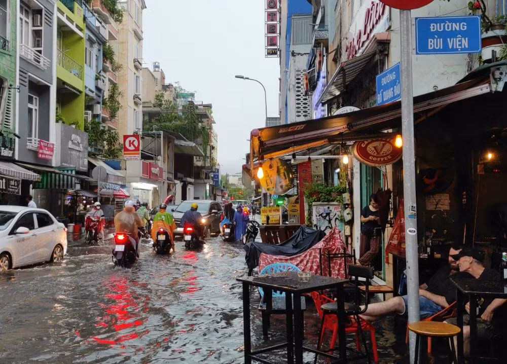 Mưa trắng trời nhiều giờ, hàng chục tuyến đường nước lênh láng như sông -2