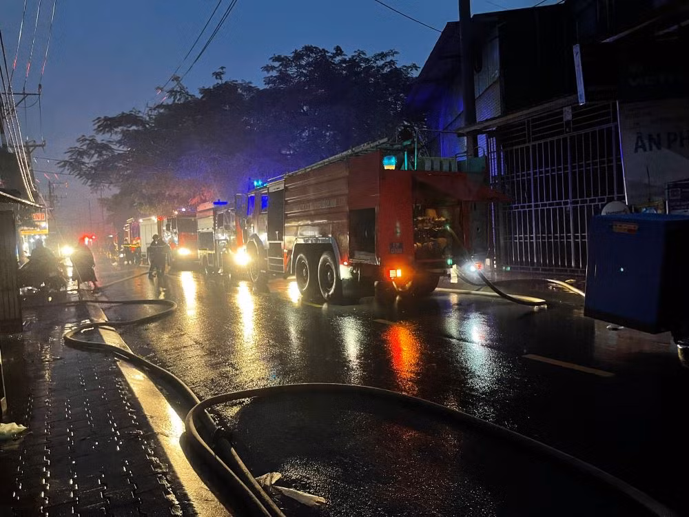 Cháy xưởng sản xuất giày dép rộng cả ngàn mét vuông trong cơn mưa lớn -5