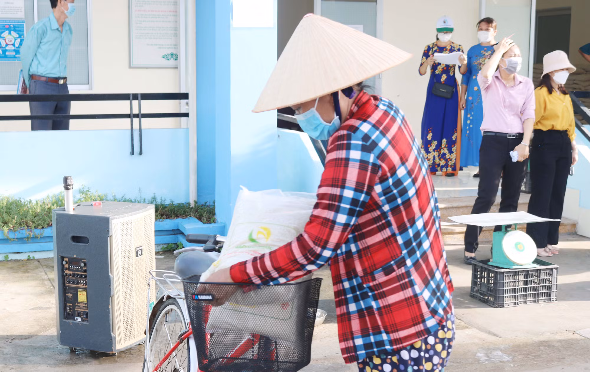 Đổi rác nhựa lấy gạo -2