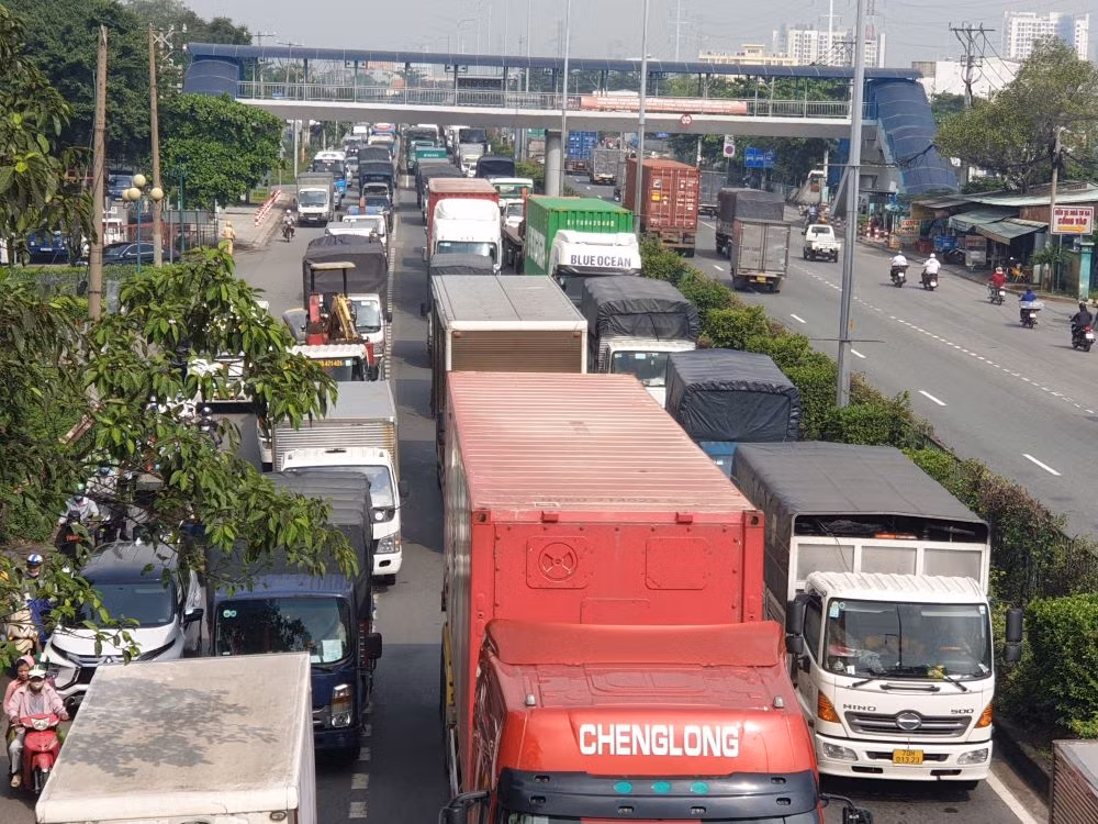 TNGT làm 2 người chết khiến giao thông bị ùn ứ nghiêm trọng -1