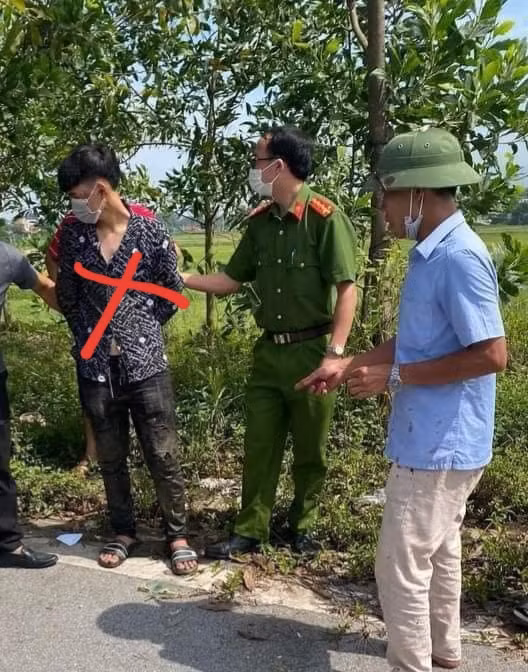 Người lái xe ôm dũng cảm chống trả tên cướp -0