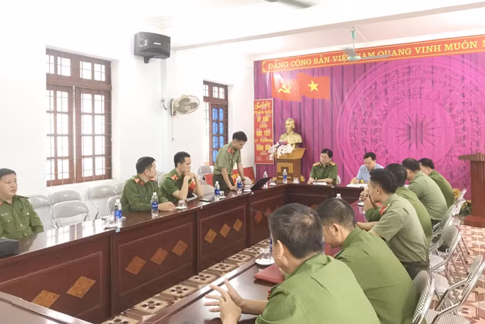 Khi công an xã làm từ thiện -0