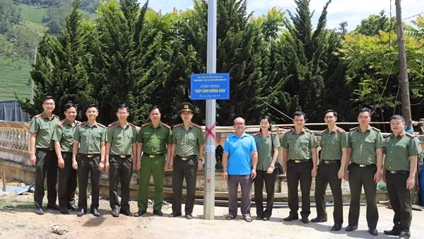 Về xã Pha Long "thắp sáng đường biên", sẻ chia khó khăn với người dân