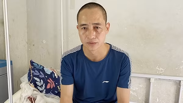 Bị chém đứt lìa bàn tay khi đang ngồi cắt tóc ảnh 3