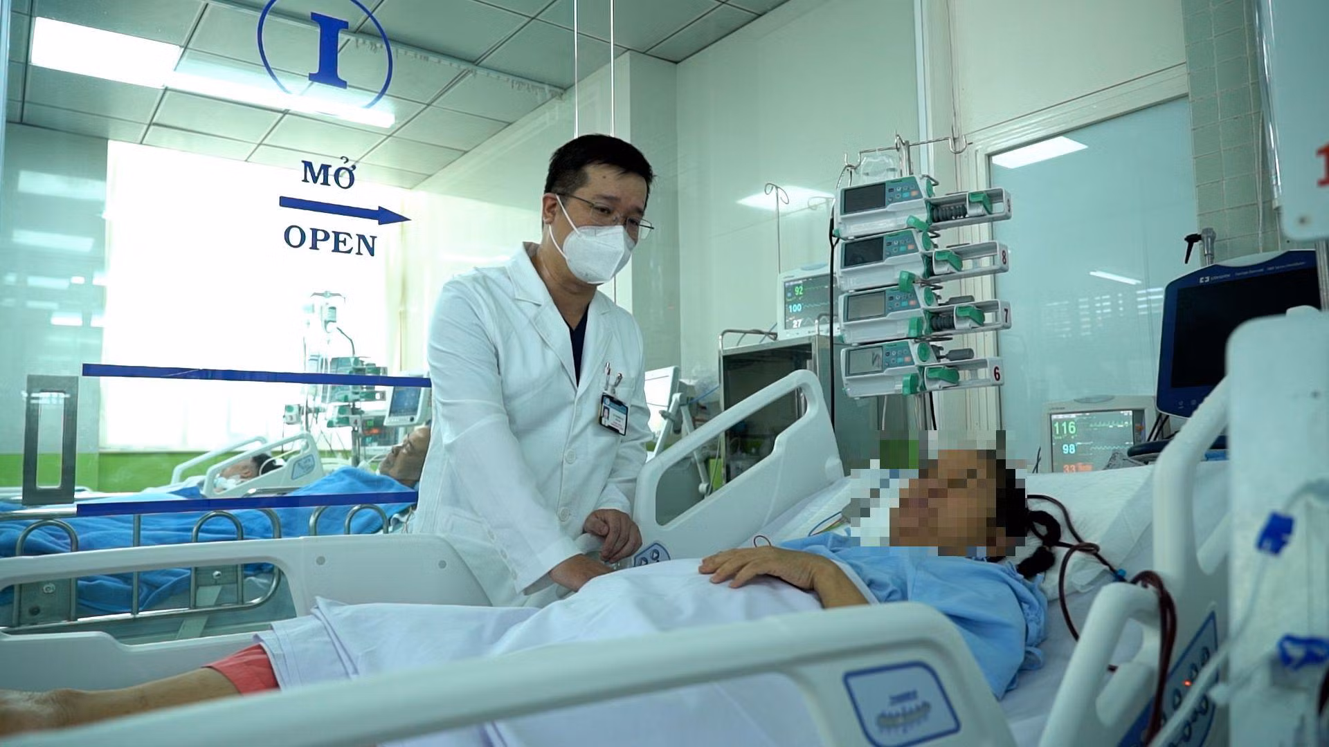 Bác sĩ Chợ Rẫy và giải pháp “táo bạo” hạ thân nhiệt cứu sống sản phụ nguy kịch -0