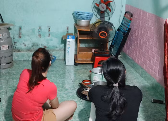 Công nhân thời “bão giá” -0