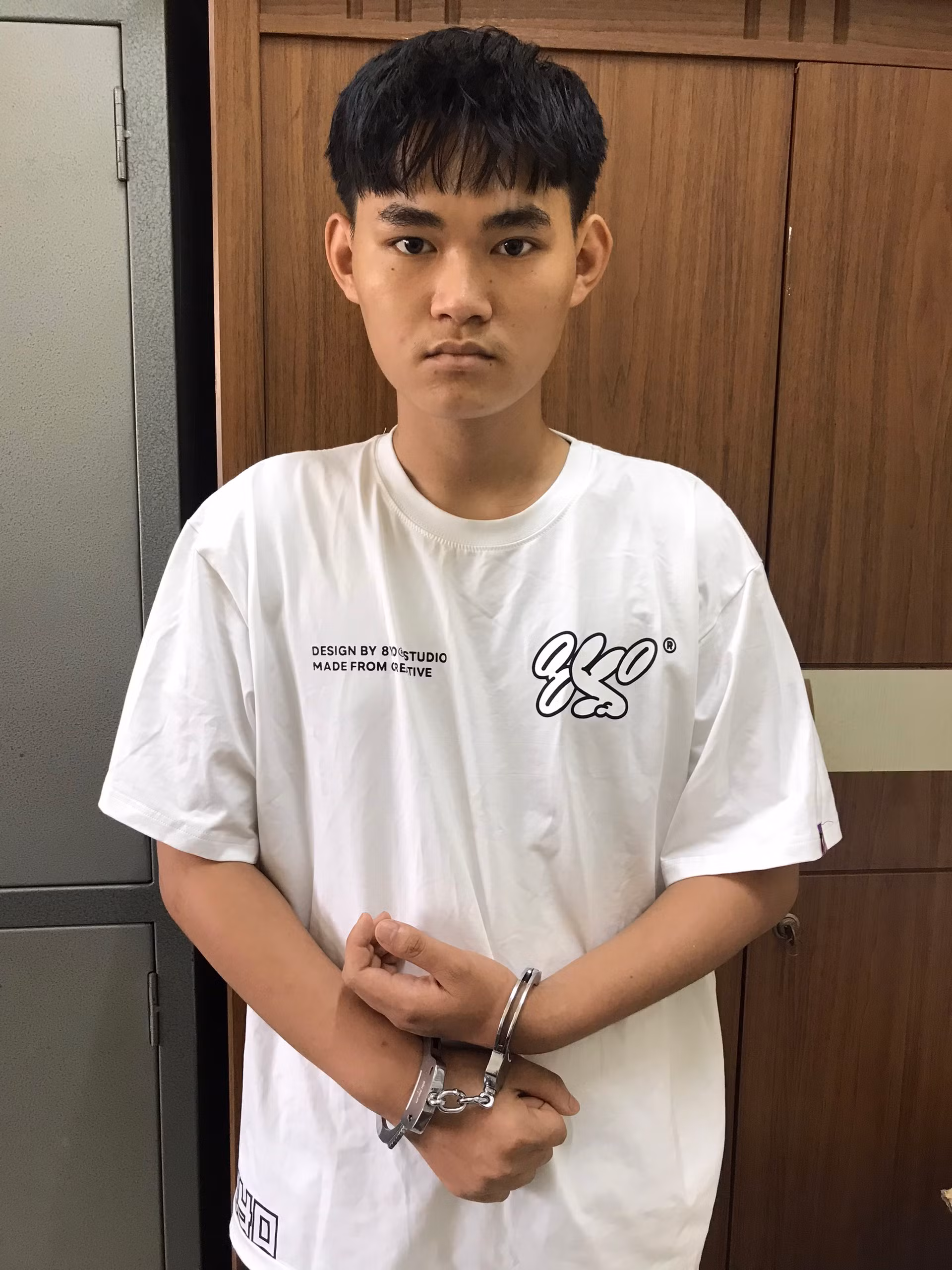 Người lái xe ôm dũng cảm chống trả tên cướp -0