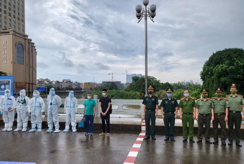 Trao trả 2 đối tượng truy nã cho Công an Trung Quốc -0