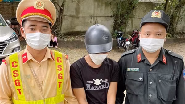 Mang theo ma túy, vẫn 'đầu trần' chạy xe máy qua chốt 141 ảnh 2