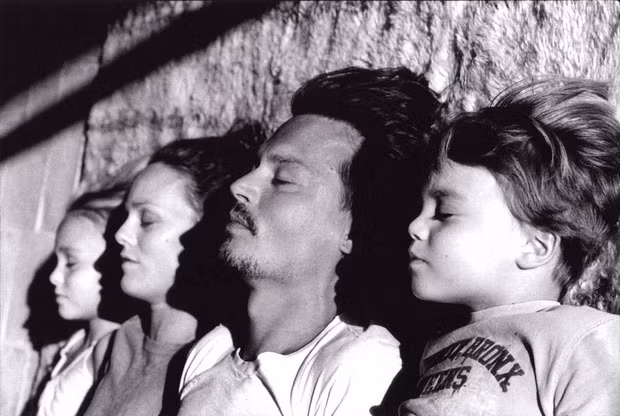 bức ảnh hiếm hoi về gia đình 4 người của johnny depp và vanessa paradis.jpg -0