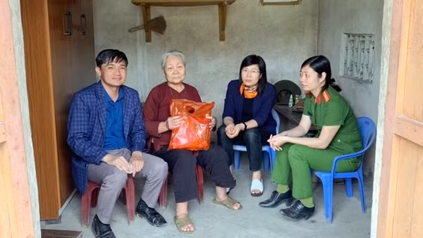 Nữ trưởng Công an thị trấn năng động, gương mẫu ảnh 2