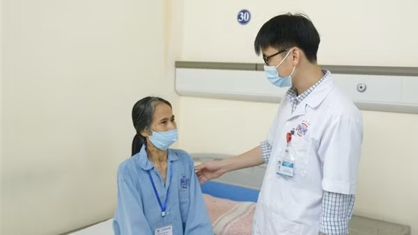 Bóc tách khối u như thai 9 tháng cho một nữ bệnh nhân ảnh 2