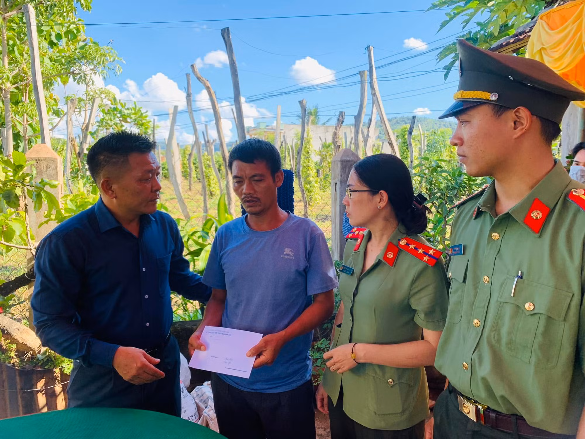 Công an huyện Ea H’leo thăm, động viên gia đình 3 học sinh lớp 6 bị đuối nước -0